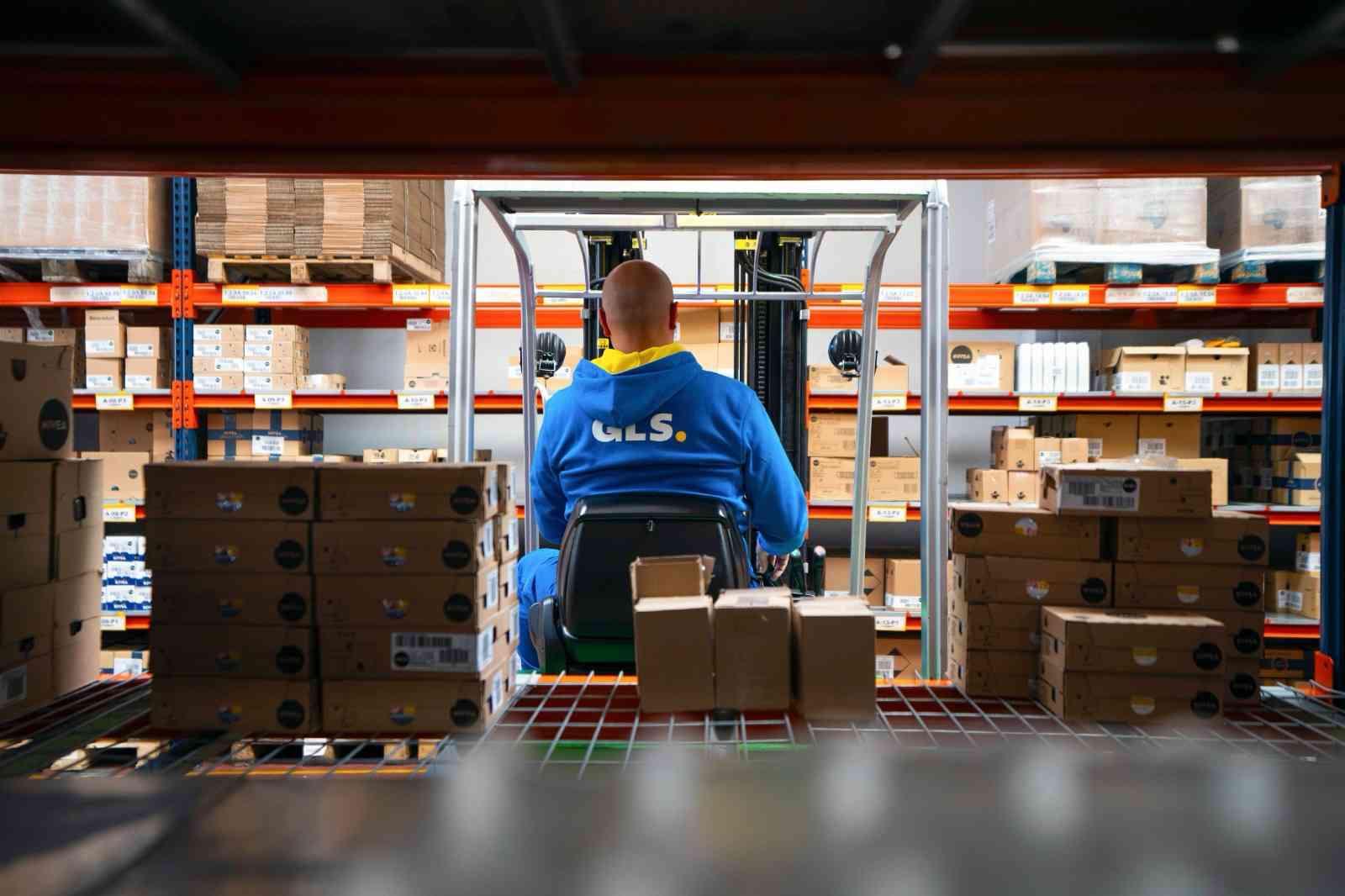 Which logistics processes should be outsourced