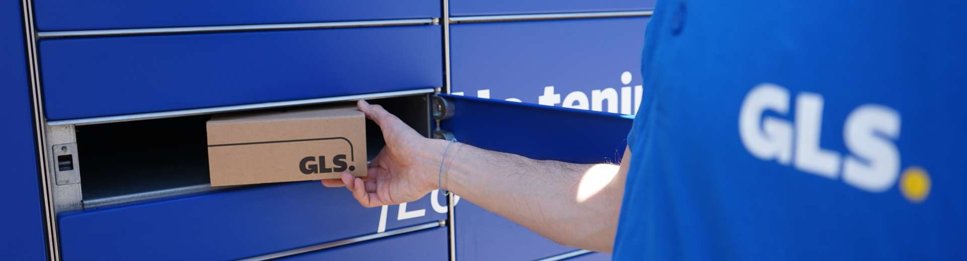 GLS Parcel Locker for parcel pickup with blue automated lockers and self-service touchscreen
