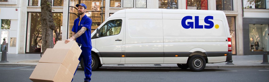 GLS kuljettaja kuljettaa paketteja liikkeeseen
