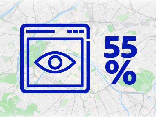 Illustration of an eye on a screen with "55%", representing the average visit rate to the geolocated parcel tracking page.