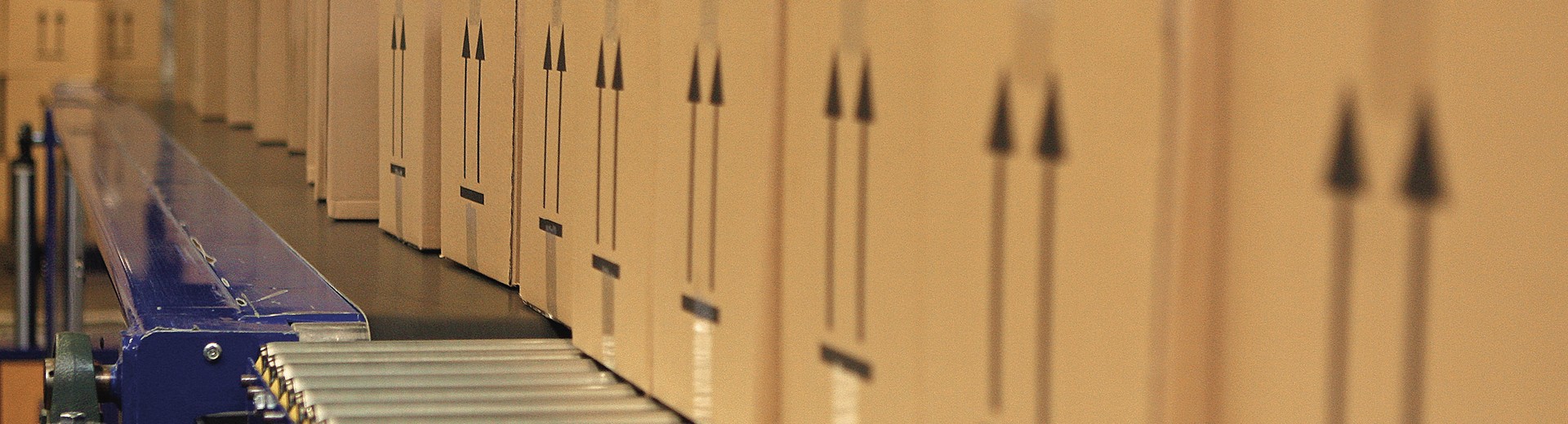 Colis bien rangés sur une chaine automatique