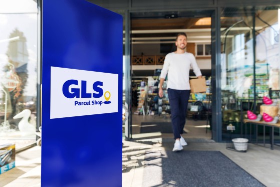 Un client récupère un colis dans un ParcelShop 