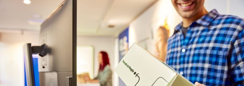 Cliente GLS a sair de uma parcel Shop