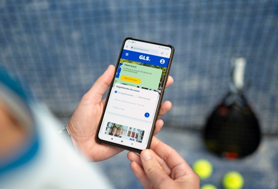 Utilizador a aceder à aplicação MyGLS no smartphone